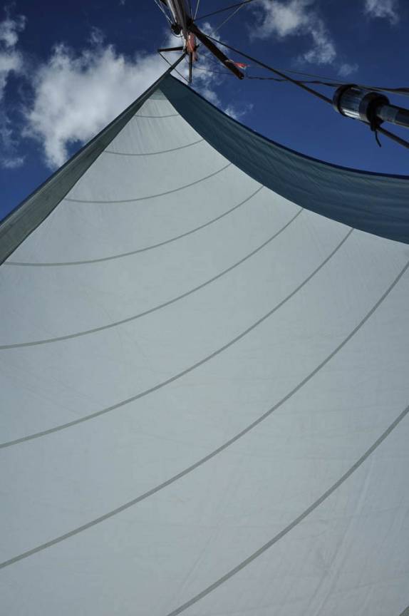 Vela içada na grande barreira de corais, em Belize